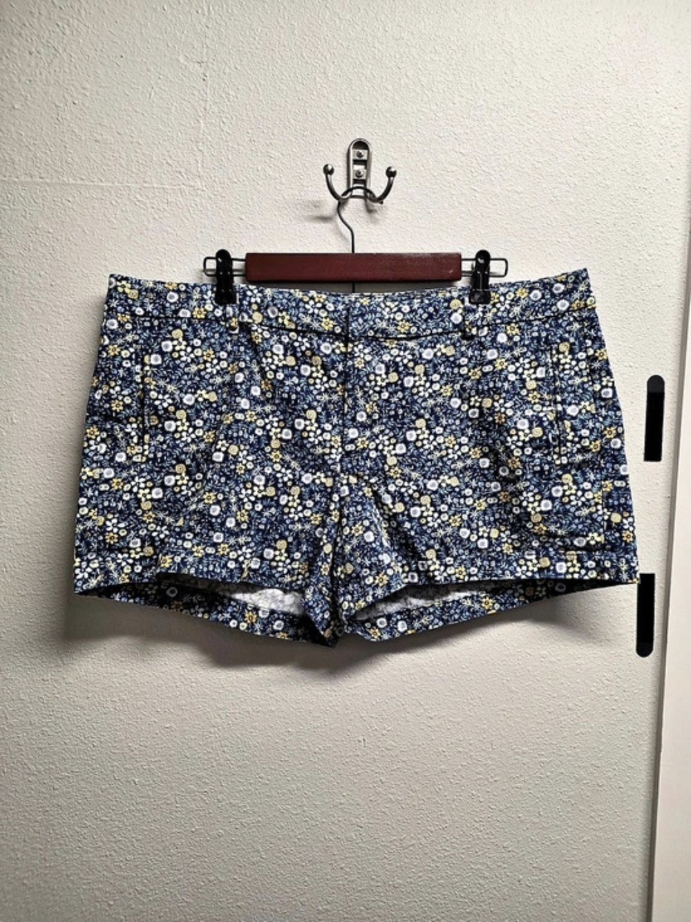a.n.a Mid Rise Twill Short Floral Blue & Yellow Shorts Size 18